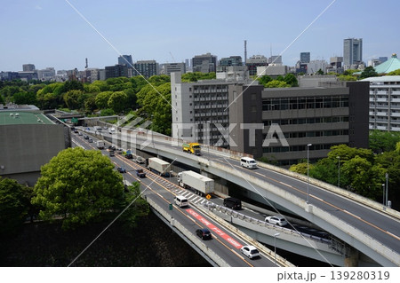高層ビル群を走る首都高速都心環状線　4月千代田1129首都高速都心環状線 139280319