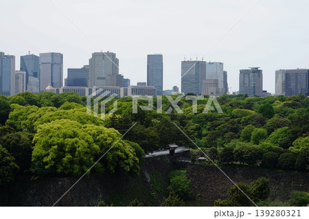 高層ビル群と皇居の北帰郷門　4月千代田1131皇居と高層ビル群・北桔梗門 139280321
