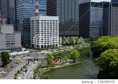 お濠の前にそびえる白い高層ビル 4月千代田1151東京消防庁・本部庁舎 お濠の前にそびえる白い高層ビル 4月千代田1151東京消防庁・本部庁舎 139280341