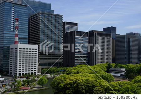 お濠の前にそびえる白い高層ビル 4月千代田1155東京消防庁・本部庁舎 お濠の前にそびえる白い高層ビル 4月千代田1155東京消防庁・本部庁舎 139280345