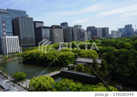 お濠の前にそびえる白い高層ビル 4月千代田1159東京消防庁・本部庁舎 お濠の前にそびえる白い高層ビル 4月千代田1159東京消防庁・本部庁舎 139280349