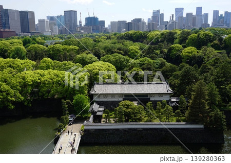 高層ビル群と皇居の新緑に映える平川橋と平川門　4月千代田1173皇居と高層ビル群・平川門 139280363