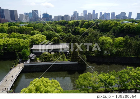 高層ビル群と皇居の新緑に映える平川橋と平川門　4月千代田1174皇居と高層ビル群・平川門 139280364