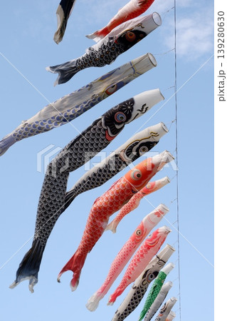 大空を泳ぐ鯉のぼり 139280630