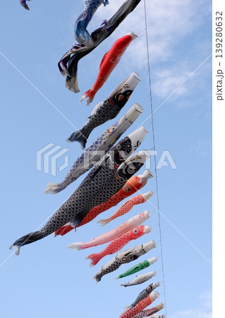 大空を泳ぐ鯉のぼり 大空を泳ぐ鯉のぼり 139280632