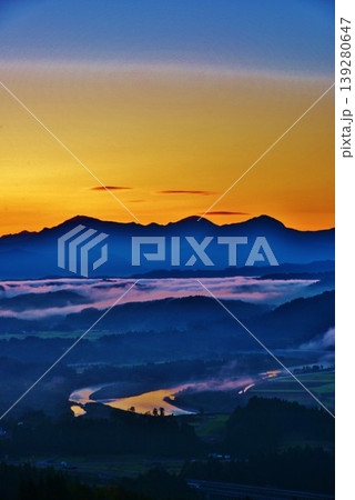 小千谷山本山高原からの雲海朝焼けの越後三山夜明け 139280647