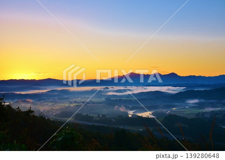 小千谷山本山高原からの雲海朝焼けの越後三山夜明け 139280648