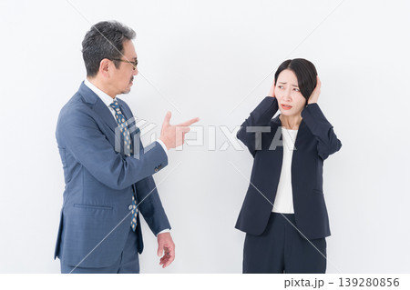 喧嘩するビジネスマンたち 喧嘩するビジネスマンたち 139280856