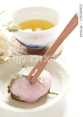 白い皿にのせた桜餅と日本茶 白い皿にのせた桜餅と日本茶 139280922