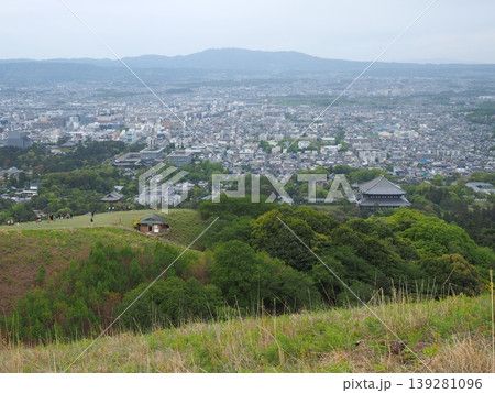 悠久の街を一望する。曇り空の下でしっとりと広がる奈良盆地の絶景 悠久の街を一望する。曇り空の下でしっとりと広がる奈良盆地の絶景 139281096