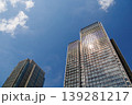 青空に浮かぶ雲と高層ビル 139281217