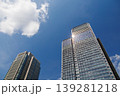 雲のある青空にそびえる高層ビル 139281218