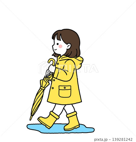 閉じた黄色い傘を持つ雨合羽姿の女の子2 139281242