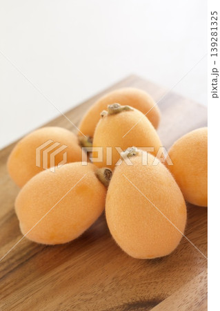 収穫したビワ 139281325