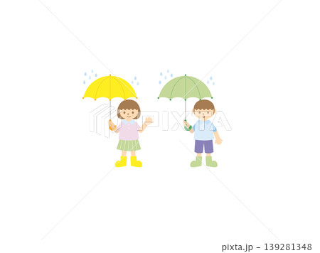 雨の日に傘をさす男の子と女の子のペア 139281348