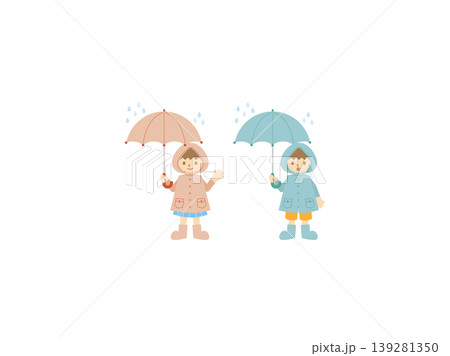 雨の中レインコートを着て傘をさす子供ペア 139281350