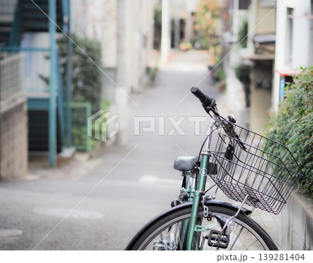 街角に停められた自転車 139281404