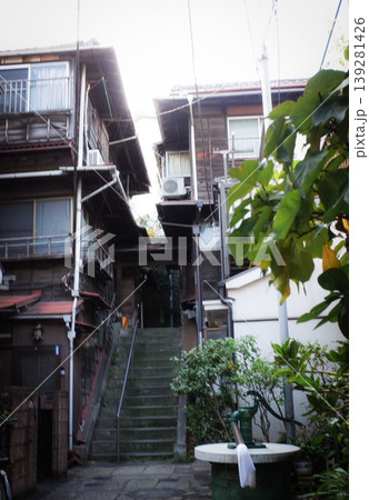 本郷の路地裏から見えるレトロな家並み 本郷の路地裏から見えるレトロな家並み 139281426