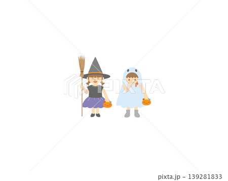 ほうきを持った魔女の女の子とシーツを被ったおばけの男の子 ほうきを持った魔女の女の子とシーツを被ったおばけの男の子 139281833
