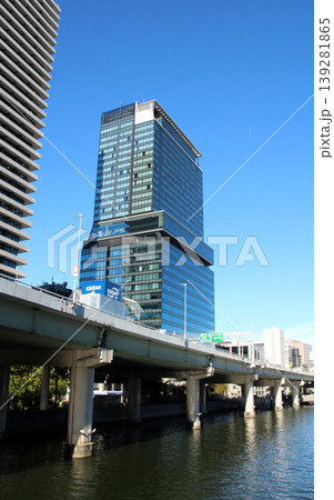 淀屋橋と大阪堂島浜ビルを横切る阪神高速道路 淀屋橋と大阪堂島浜ビルを横切る阪神高速道路 139281865