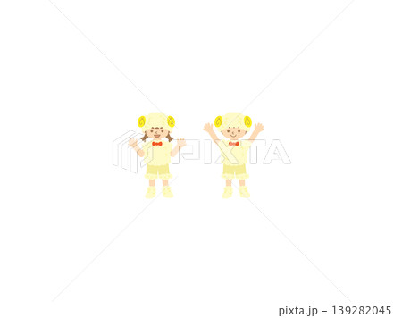 未年のお正月にぴったりな羊の着ぐるみを着た子供たちのイラスト 139282045