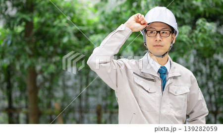 作業服を着た男性 139282059