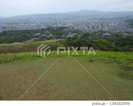 新緑の若草山から見下ろす古都の至宝。東大寺大仏殿を望む絶景パノラマ 新緑の若草山から見下ろす古都の至宝。東大寺大仏殿を望む絶景パノラマ 139282099