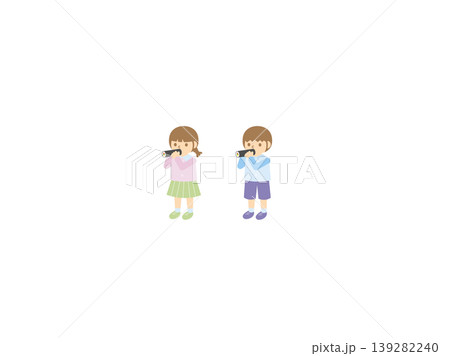 節分の日に恵方巻を丸かぶりする可愛い子供たちのイラスト 139282240