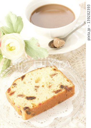 黒糖ミルクコーヒーとフルーツパウンドケーキ 黒糖ミルクコーヒーとフルーツパウンドケーキ 139282393
