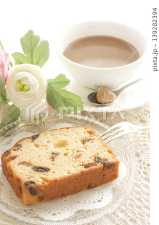 黒糖ミルクコーヒーとフルーツパウンドケーキ 139282394