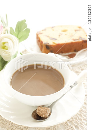 黒糖ミルクコーヒーとフルーツパウンドケーキ 139282395