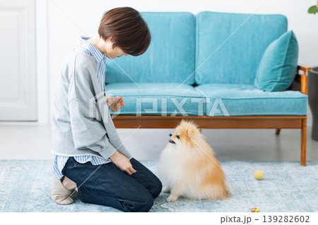 ライフスタイル 愛犬におやつをあげている女性 ライフスタイル 愛犬におやつをあげている女性 139282602