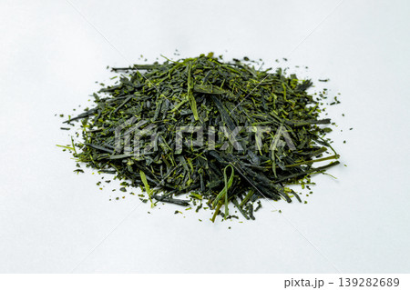 白背景に置かれた上質な煎茶の茶葉 139282689