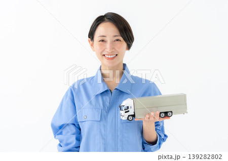 作業着を着た女性 139282802