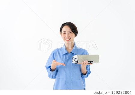 作業着を着た女性 作業着を着た女性 139282804