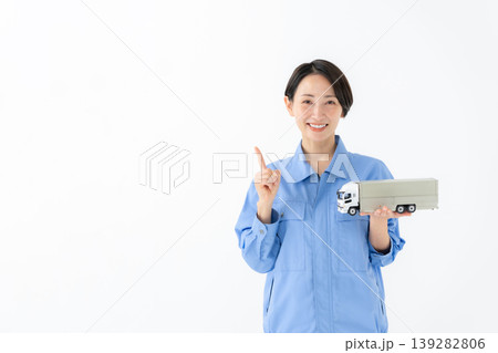 作業着を着た女性 作業着を着た女性 139282806