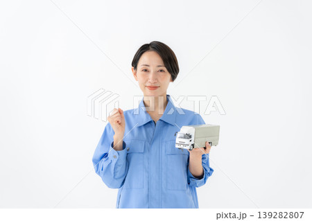 作業着を着た女性 作業着を着た女性 139282807