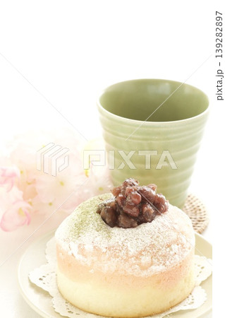 小倉あんをのせたスフレパンケーキと日本茶 139282897