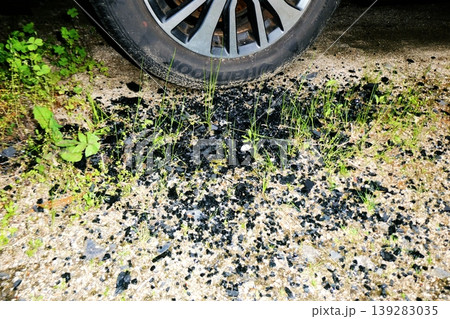 飛び石で破損した車の窓ガラス 飛び石で破損した車の窓ガラス 139283035