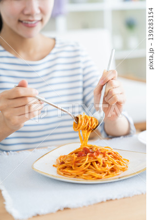 昼食にパスタを食べる若い女性 139283154