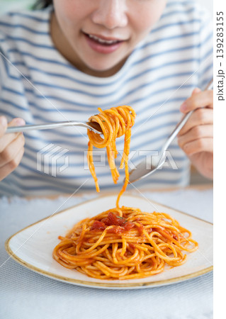 昼食にパスタを食べる若い女性 139283155
