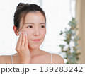 コットンでスキンケアをする女性 ナチュラル美容・美肌ケア 139283242
