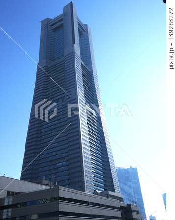 青空に映えるランドマークタワー 青空に映えるランドマークタワー 139283272