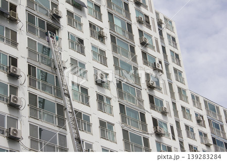 This is an apartment moving with a ladder truck. This is an apartment moving with a ladder truck. 139283284