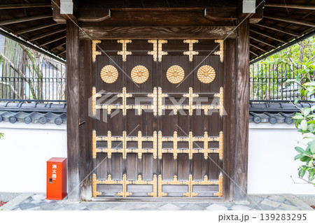 京都東山　不明門（旧伏見城城門）豊臣時代の伏見城の遺構 139283295