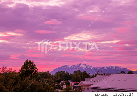 北欧の島国アイスランド北部の都市アークレイリ 街から観られる雪を冠した山の夕景 北欧の島国アイスランド北部の都市アークレイリ 街から観られる雪を冠した山の夕景 139283324