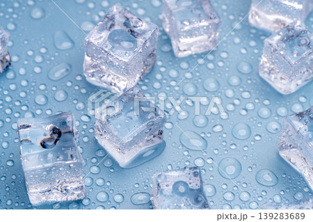 青背景上に配置された氷と水滴の俯瞰撮影 139283689