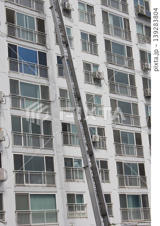 This is an apartment moving with a ladder truck. This is an apartment moving with a ladder truck. 139283804