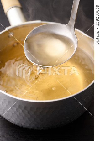 熱々の出汁をお玉ですくう 熱々の出汁をお玉ですくう 139283889