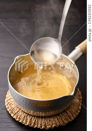 熱々の出汁をお玉ですくう 熱々の出汁をお玉ですくう 139283892